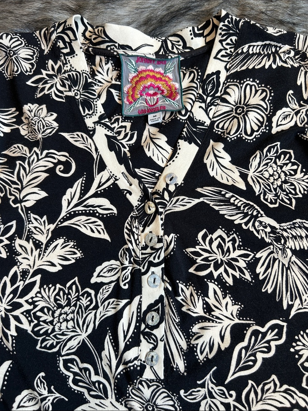 Johnny Was Noah Henley Top Floral Bird Black & Cream Women’s Medium - Picture 8 of 12